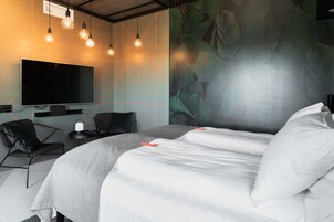 Junior-Suite | Pillowtop-Betten, Schreibtisch, schallisolierte Zimmer, kostenloses WLAN