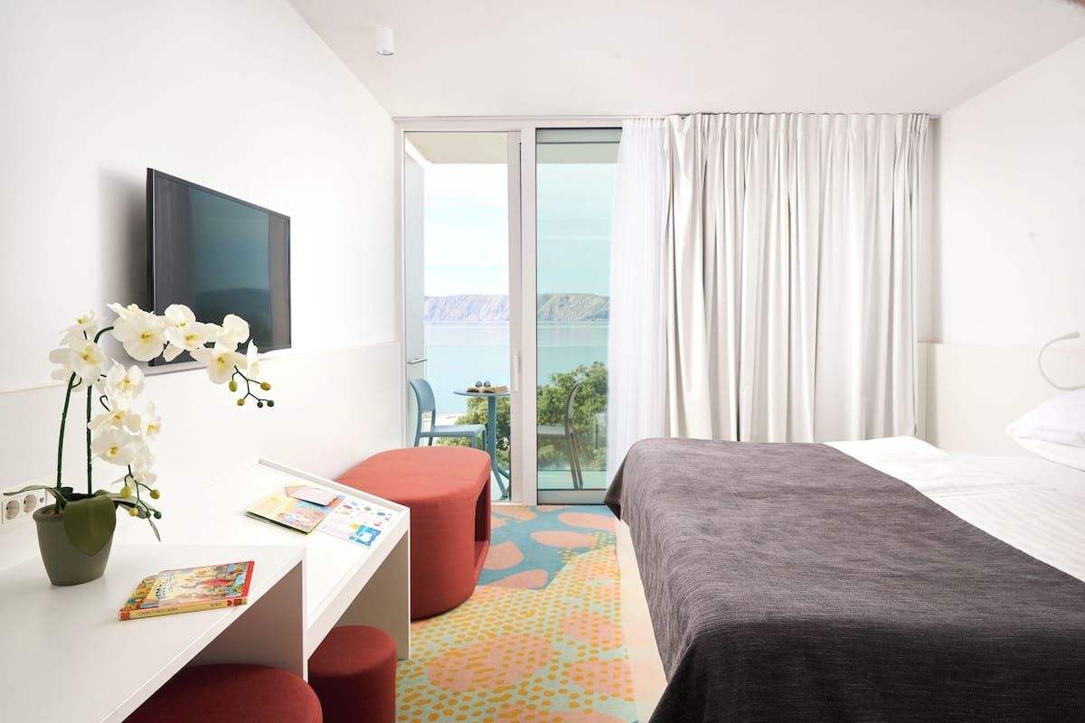 Premium connected family room with sea view balcony