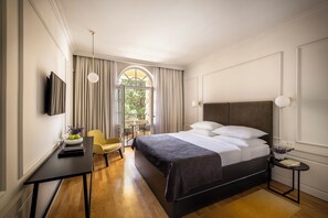 Superior double room with seaside balcony | Minibar, brankas, meja kerja, dan ruang kerja ramah laptop
