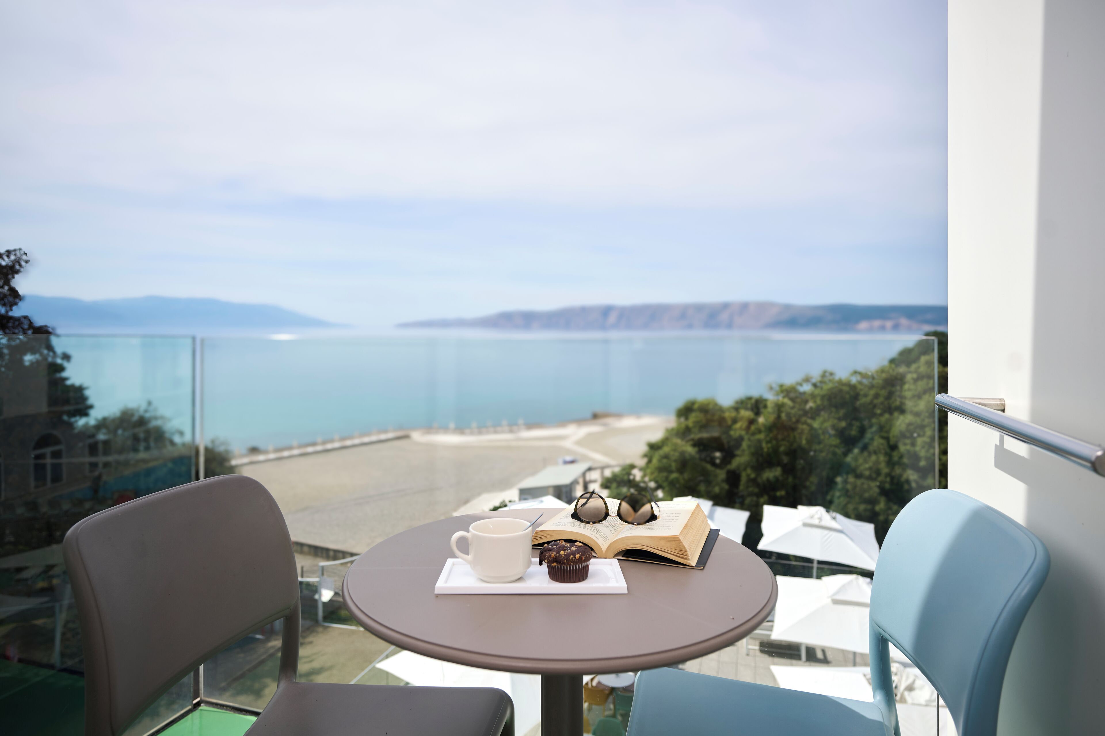 Premium connected family room with sea view balcony | Minibar, Zimmersafe, Schreibtisch, laptopgeeigneter Arbeitsplatz