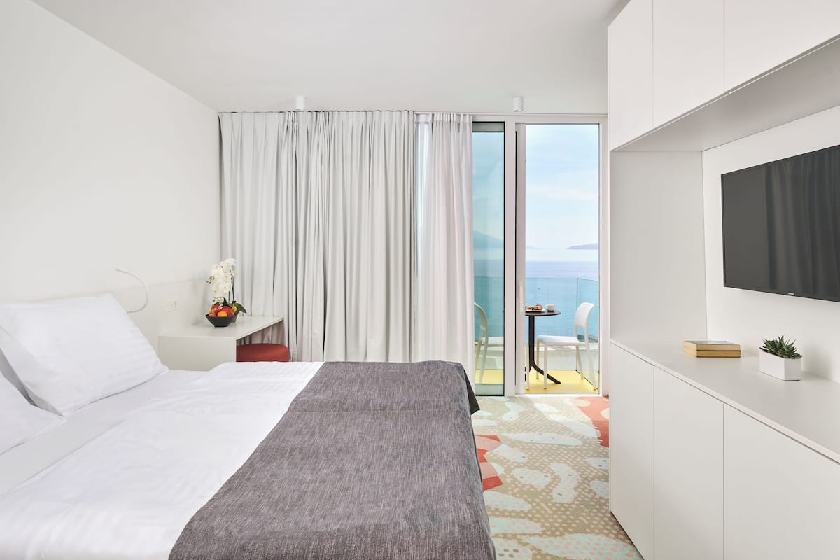 Premium family room with sea view balcony