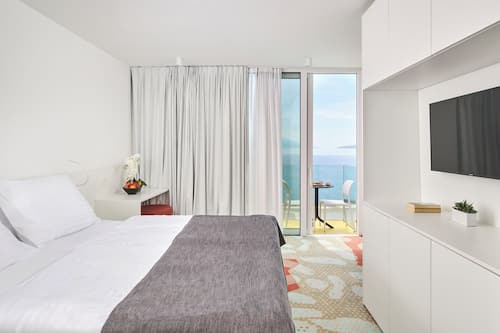 Premium family room with sea view balcony | Minibar, caja de seguridad en la habitación y escritorio