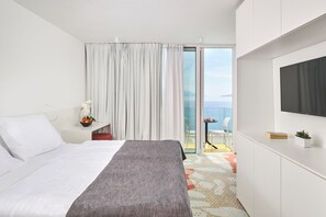 Premium family room with sea view balcony | Minibar, coffres-forts dans les chambres, bureau