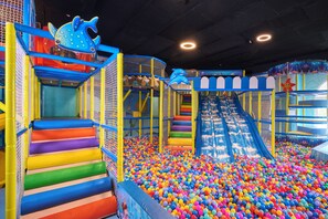 Área de juegos infantiles techada