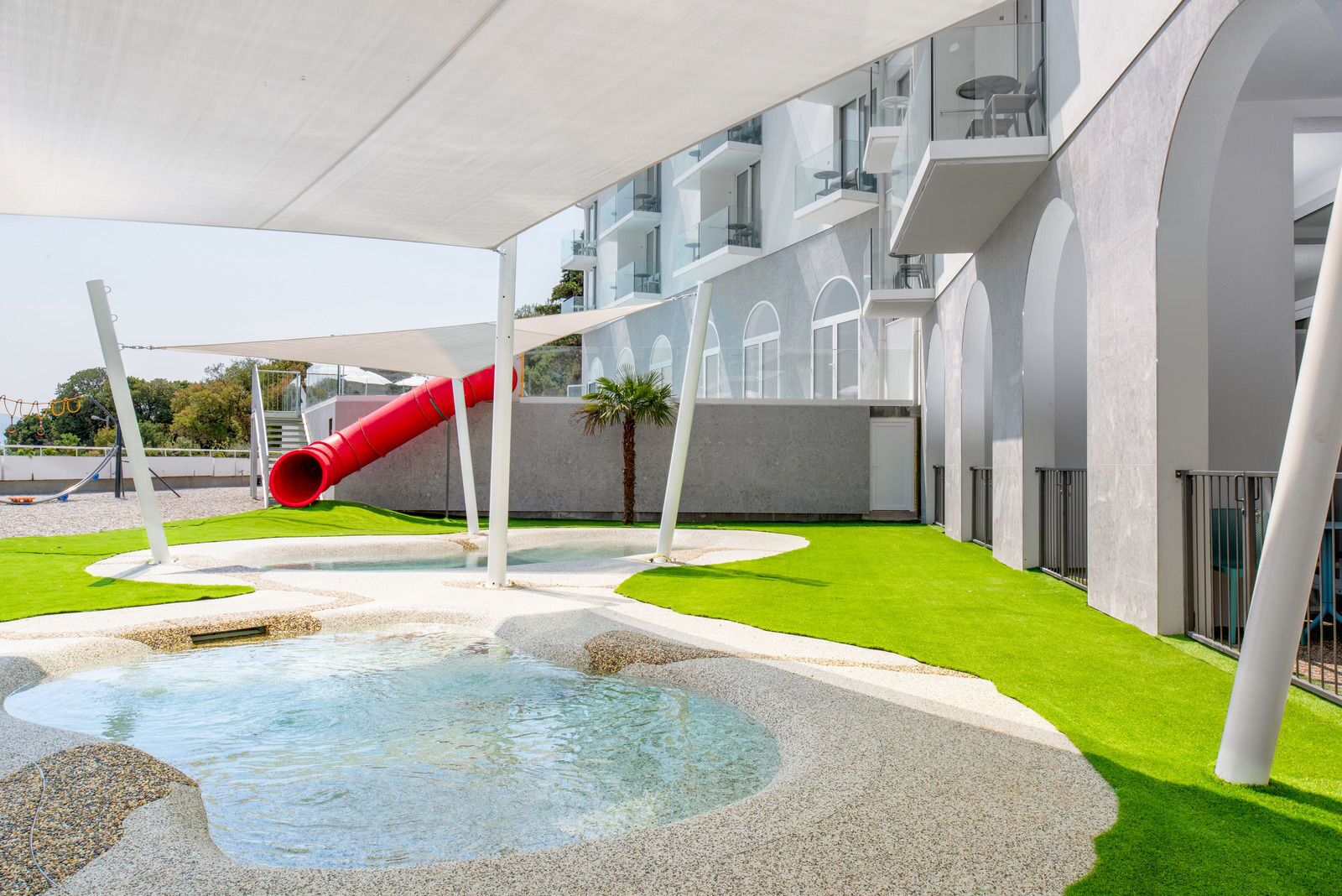 2 室内游泳池，季节性开放的室外游泳池