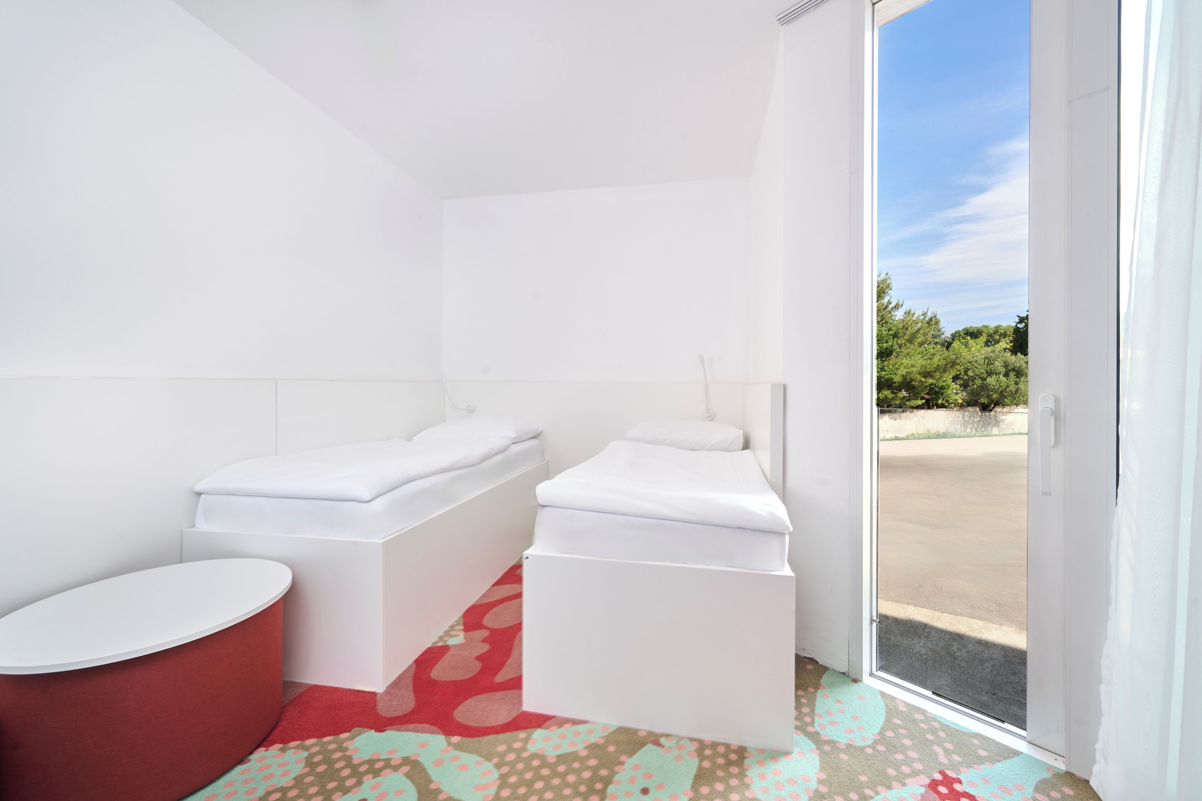 Classic family room with balcony | Minibar, una cassaforte in camera, una scrivania, postazione laptop