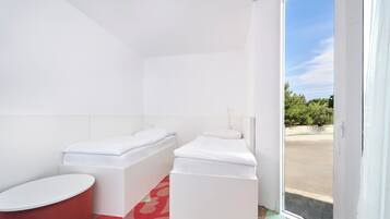 Classic family room with balcony | Minibar, una cassaforte in camera, una scrivania, postazione laptop