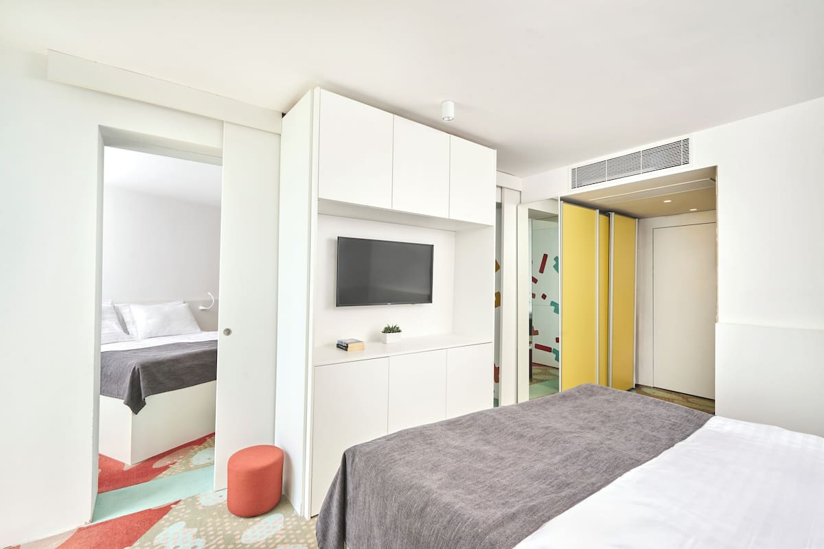 Premium family room with sea view balcony | Minibar, in-room safe, desk, laptop workspace
