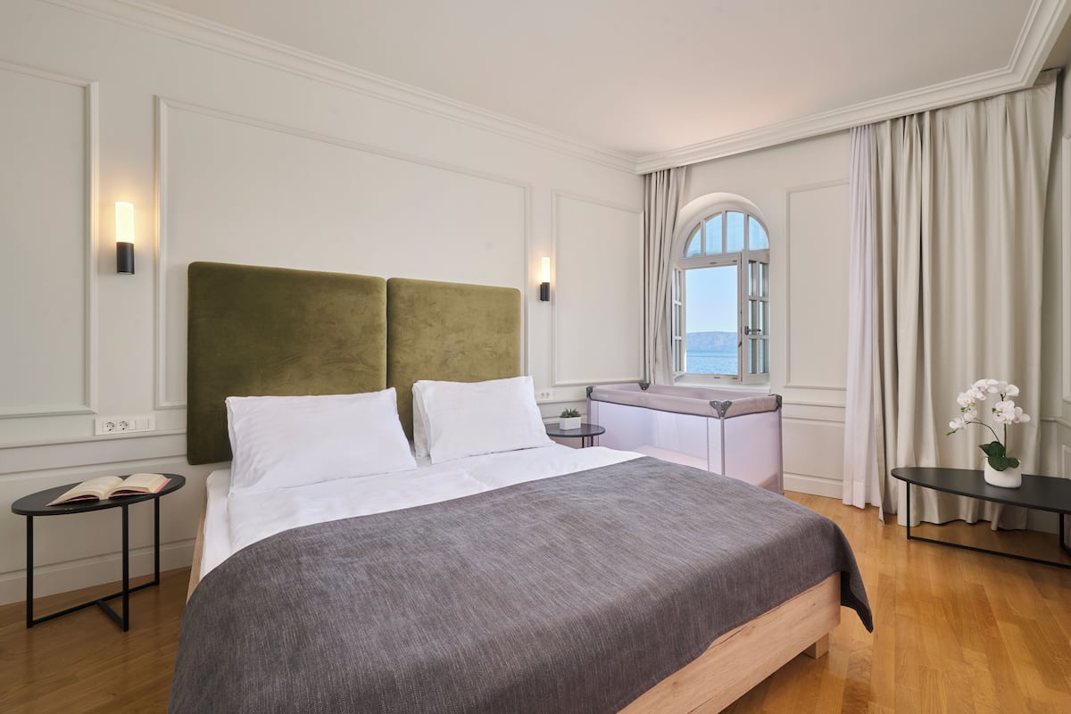 Superior family room with sea view | Minibar, in-room safe, desk, laptop workspace