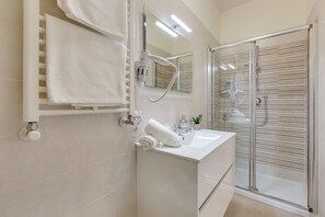 Comfort Double Room | Bathroom | Free toiletries, hair dryer, bidet, towels - Rooms Vidar Train station (Mestre)