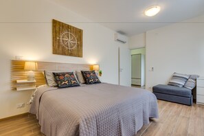 Comfort Double Room | View from room - Rooms Vidar Train station (Mestre)