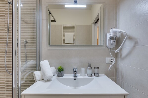 Comfort Double Room | Bathroom sink - Rooms Vidar Train station (Mestre)