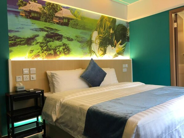 Deluxe Double Room, 1 King Bed | Iron/ironing board, free WiFi, bed sheets, wheelchair access - Whole Sunshine International Guest House (Kowloon)