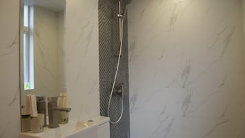 Romantische kamer (Round bed) | Badkamer | Een douche, gratis toiletartikelen, een haardroger, pantoffels