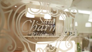 Ravintolan sisustus, jossa on koristeellinen kyltti, jossa lukee: ”Sada Harm Restaurante”.