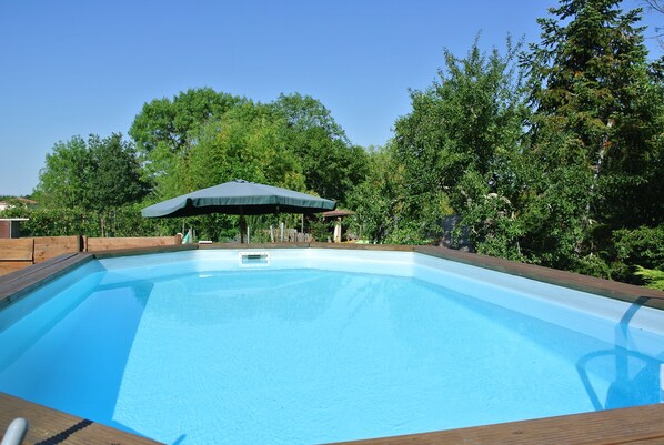 Outdoor pool, pool loungers - Viella Vacances Chambres d'hôtes (Viella)