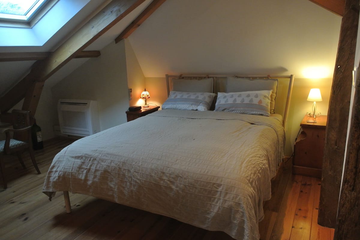 Chambre Double Classique (Madiran) | Draps en coton égyptien, literie hypoallergénique, bureau