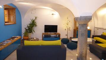 Télévision, lecteur de DVD, livres, chaßne hi-fi