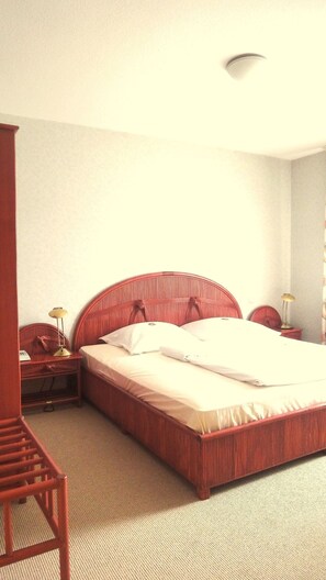 Standaard tweepersoonskamer, 1 kingsize bed, niet-roken | Een kluis op de kamer, gratis wifi, beddengoed