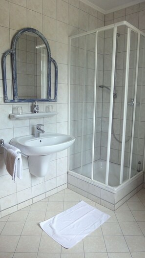 Standard Double Room, 1 King Bed, Non Smoking | Bathroom | Shower, hair dryer, towels - Hotel Hansen (Heinsberg)