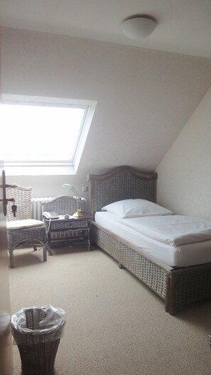 Junior Single Room, 1 Large Twin Bed, Smoking | In-room safe, free WiFi, bed sheets - Hotel Hansen (Heinsberg)