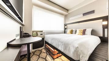 Habitación de hotel moderna con una cama grande, un escritorio, un televisor de pantalla plana y una ventana con persianas.