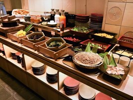 Daily buffet breakfast (JPY 2200 per person)