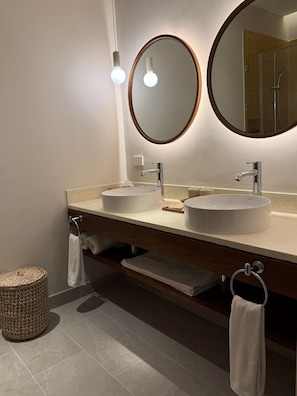 Eco-friendly toiletries, hair dryer, bathrobes, slippers - Baan Jai Dee Beach Front Hotel (Ko Pha-ngan)