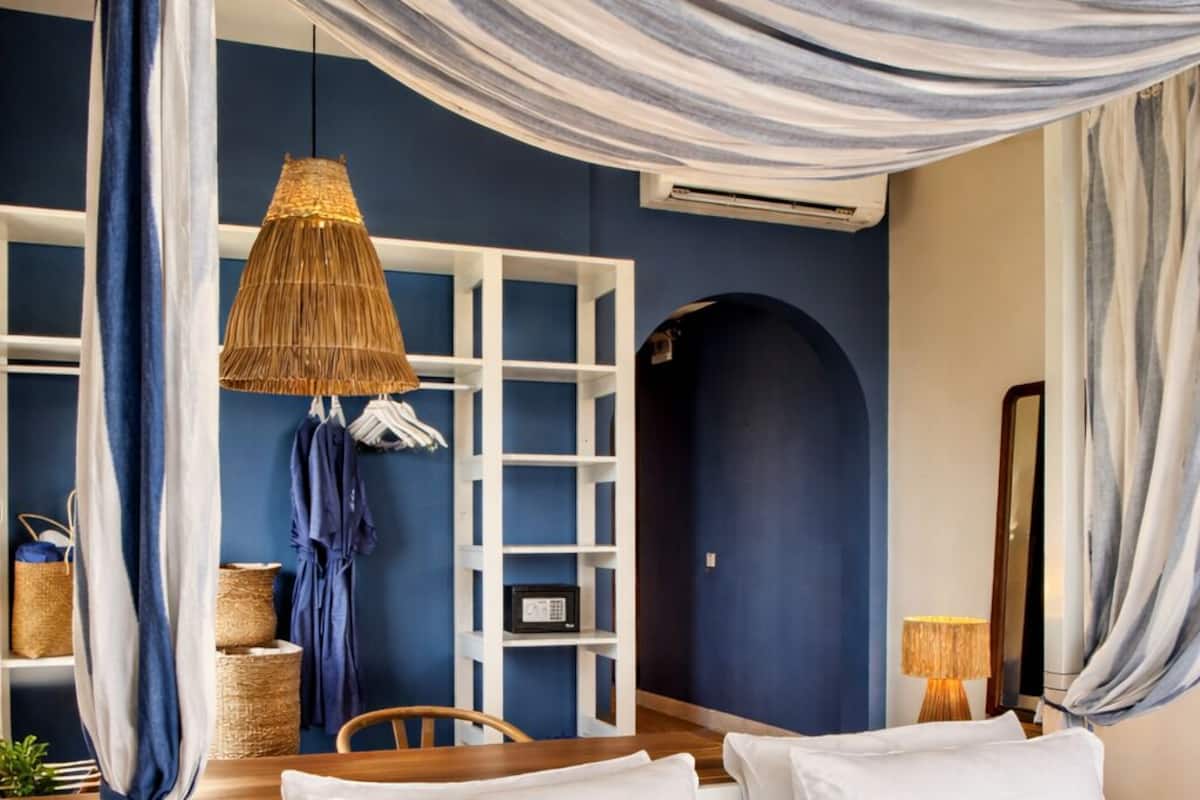 客房內保險箱、書桌、筆電工作空間、遮光布/窗簾