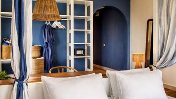 Safe på rommet, skrivebord og skrivebord for bærbar PC