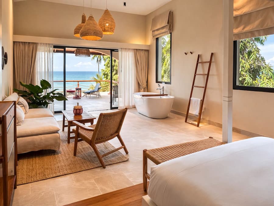 Premium Beach Front with Patio | Caja de seguridad en la habitación y escritorio