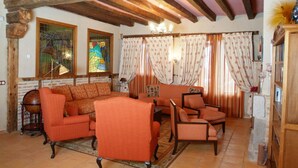 Lobby sitting area - Fuenteplateada (Collado Hermoso)