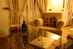 خزنة داخل الغرفة وأسرّة قابلة للطي وملاءات أسرّة