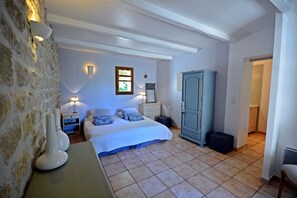 舒適雙人或雙床房, 1 張特大雙人床, 私人浴室, 花園景觀 (Les Baux) | 獨特裝潢、布置獨特、書桌、遮光布/窗簾