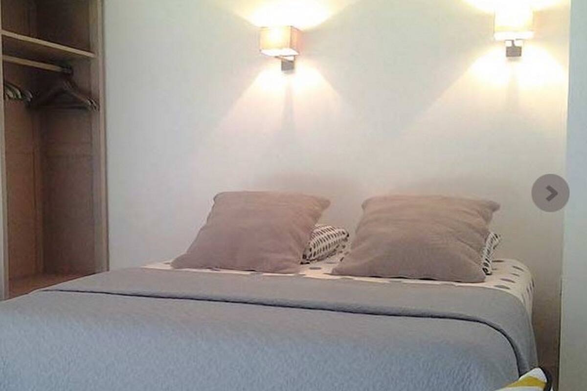 Comfort studio, kitchenette, uitzicht op tuin (Crillon) | Een bureau, verduisterende gordijnen, geluiddichte muren