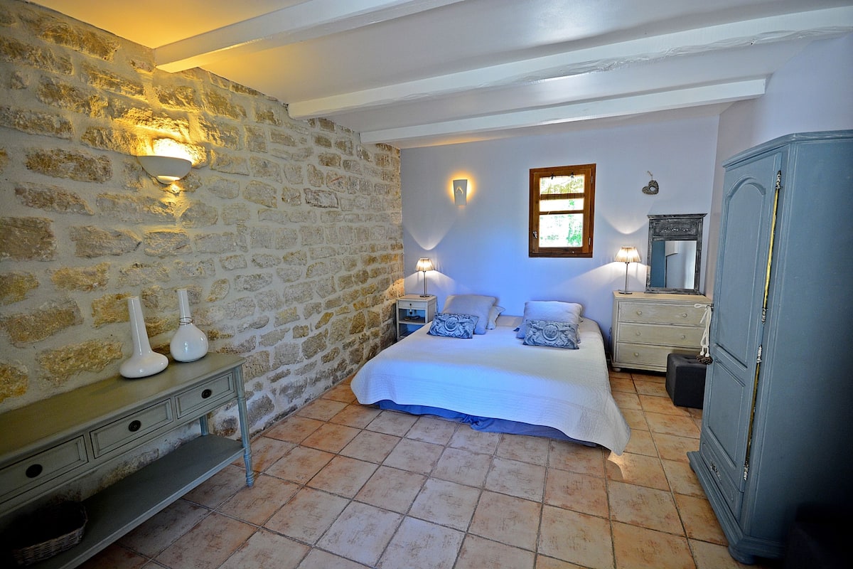 Comfort kamer, 1 twee- of 2 eenpersoonsbedden, 1 kingsize bed, privébadkamer (Les Baux) | Een bureau, verduisterende gordijnen, geluiddichte muren