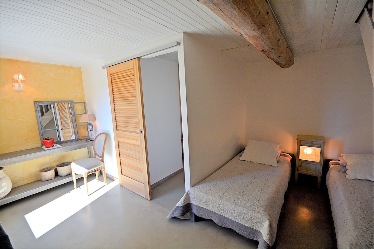 Familie suite, 2 slaapkamers, privébadkamer (Sault) | Een bureau, verduisterende gordijnen, geluiddichte muren