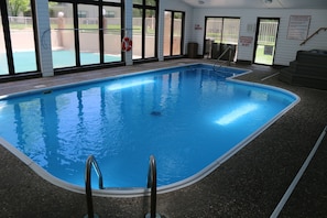 Una piscina techada, una piscina al aire libre