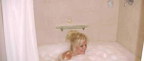 Ensemble baignoire-douche, baignoire à remous, séchoir à cheveux