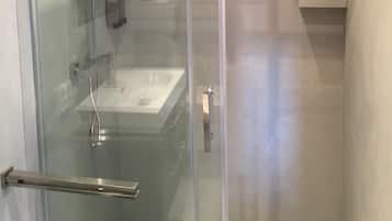 Dusj, hårføner, håndklær og såpe