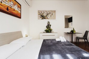 1 bedroom, bed sheets