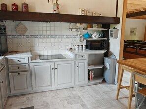 Een koelkast, een magnetron, een oven, een kookplaat
