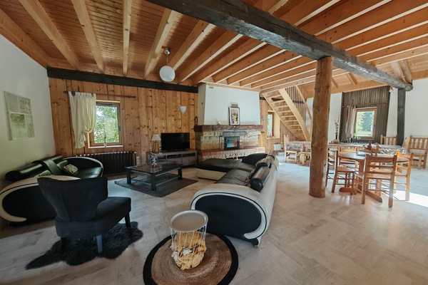 Televisor, llar de foc, reproductor de DVD i futbolí