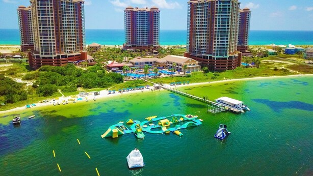 Ein Resort mit drei Hochhäusern, einem Poolbereich und einem Wasserpark.