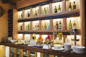 Päivittäinen buffetaamiainen (10 USD per henkilö)