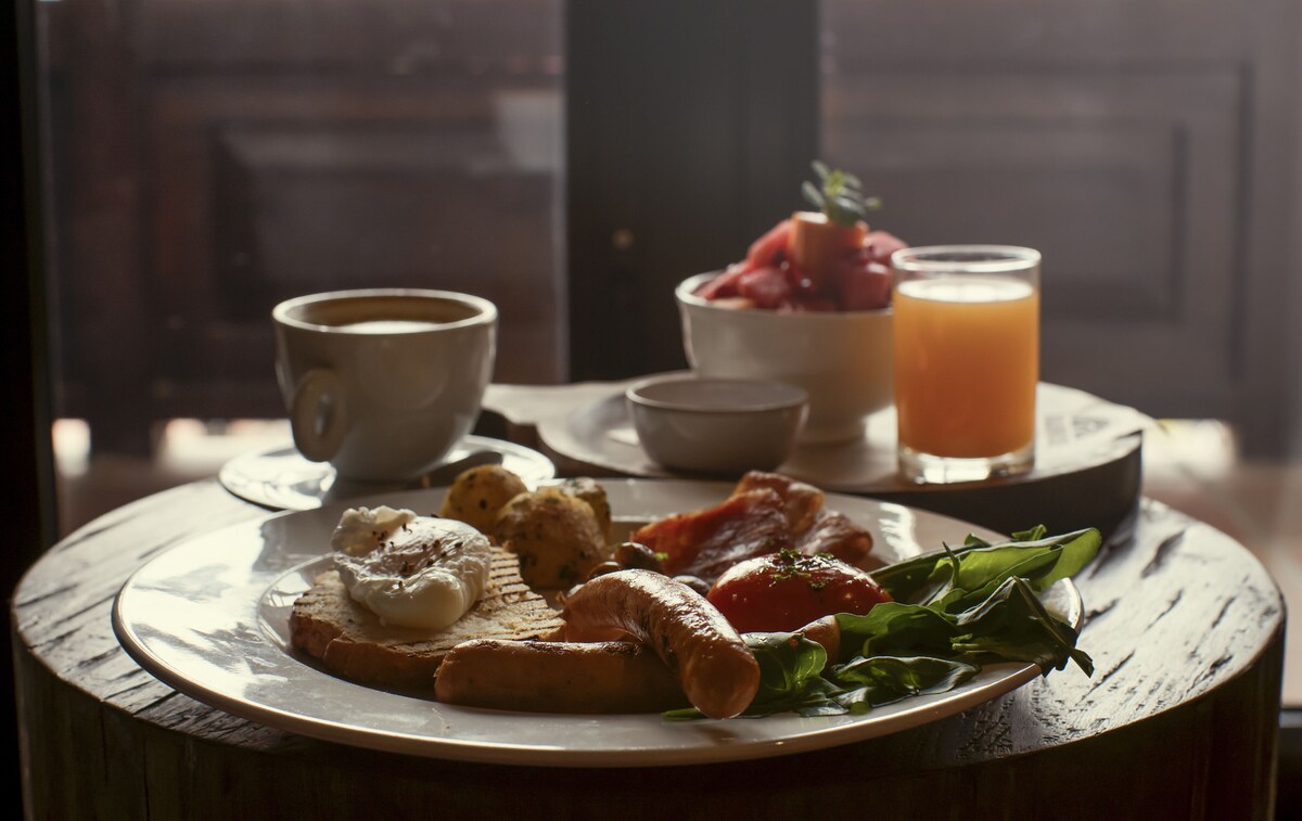 朝食 (ビュッフェ)、毎日提供 (1 名様 8 USD)