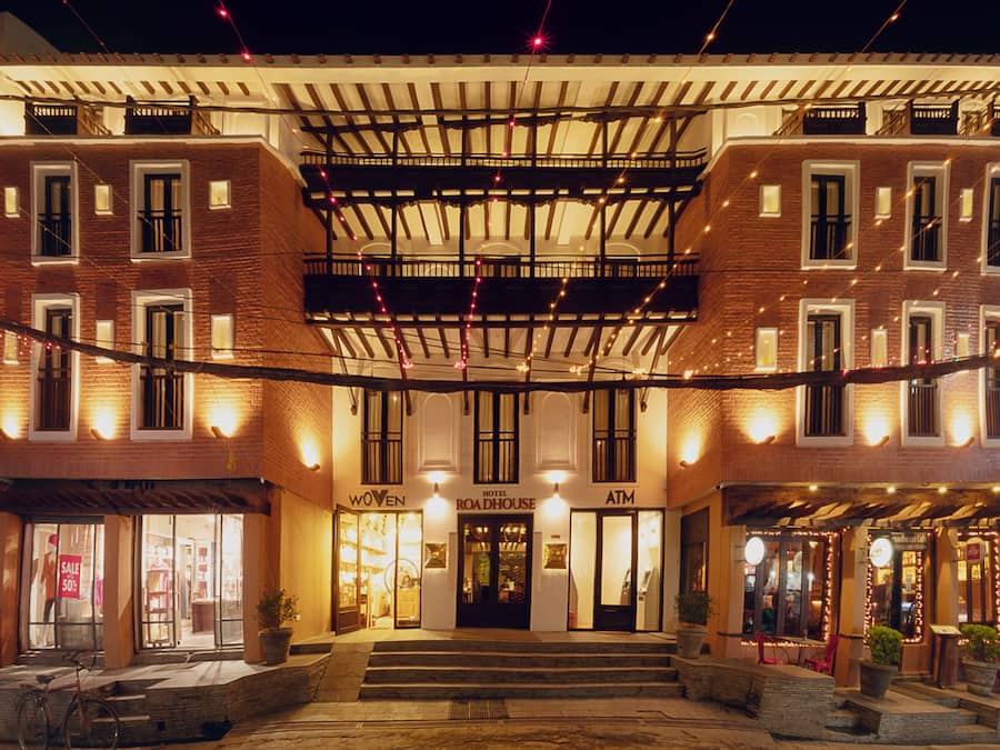 Façana frontal de l'allotjament (vespre/nit)