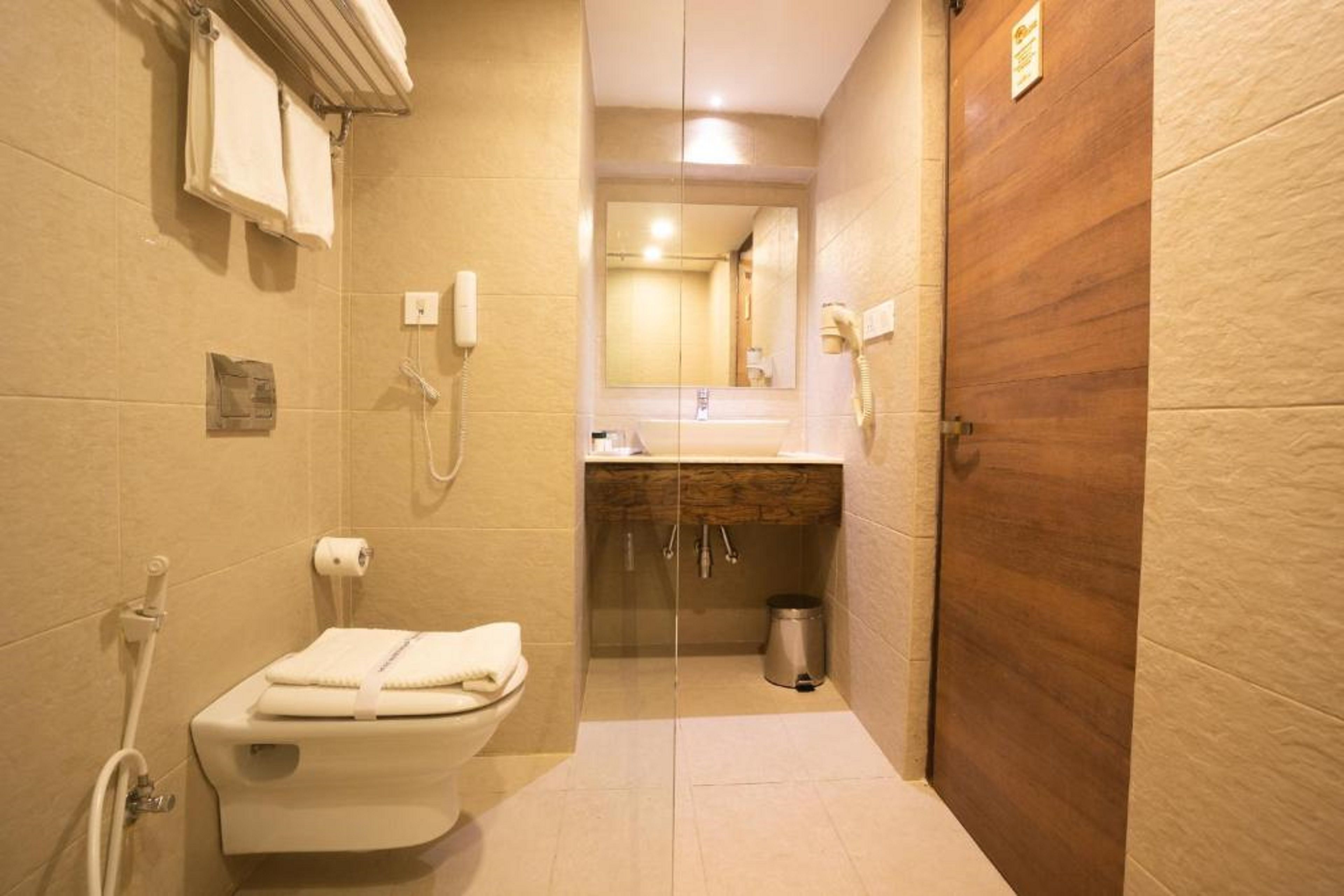 deluxe double room, 1 bedroom | bathroom | shower, rainfall showerhead, free toiletries, hair dryer