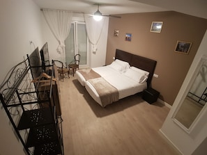 A bedroom with a bed, a desk, and a chair. - Hostal Puente de Hierro (Logroño)