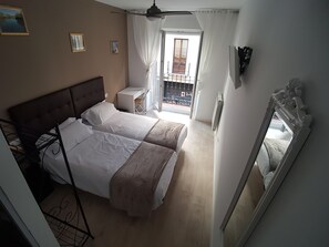 Superior tweepersoonskamer, 2 eenpersoonsbedden | Donsdekens, bedden met traagschuimmatrassen, een minibar, een bureau